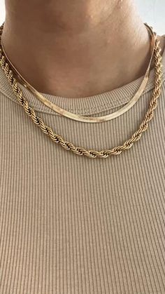 Minimalist Gold Jewelry Layered, Gold Chain Outfits Women, Good Jewelry Aesthetic, Accesories Outfit Jewelry, Jewlrey Aesthic, Jewlerie Aesthetic, Classy Jewelry Aesthetic, Trending Gold Necklace, Classy Jewelry Gold