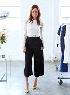 Black culottes outfit with lace crop top and yellow high heels How To Style Cullote Pants, Cullote Pants Outfits Casual, Black Culottes Outfit Casual, Culottes Street Style, Culottes Outfit, Casual Chique Stijl, Black Culottes