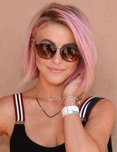 pastell tönung, kurze rosafarbene haare, braune sonnenbrillen, sommer-outfit pink hair #pink #hair Т�воя энергия создает твою реальность Pastel Pink Hair, Pastel Hair, Rainbow Hair, Hair Envy, Grunge Hair, Hair Color Trends, Celebrity Hairstyles