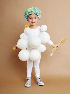 Bubble Bath Costume Hand stitch the balloons to the outfit by threading the needle through the knot of each balloon. Accessorize with a shower cap, scrubbing brush and rubber ducks. Bubble Costume, Costumes Faciles, Sew Halloween Costume, Meme Costume, Halloweenský Makeup, Costume Carnaval, Easy Diy Costumes, Diy Halloween Costumes For Kids, Homemade Halloween Costumes