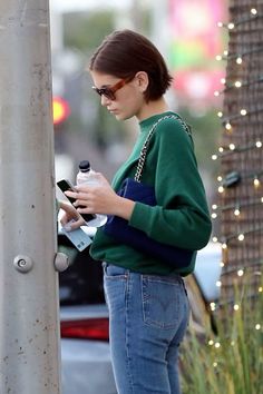 Kaia Gerber Short Bob, Bob Haircut Outfit Street Style, Bob Hair Outfit Street Styles, Thinned Out Bob, Bob Cut Outfits, Understated Academic, Kaia Gerber Short Haircut, Kaia Gerber Hair Short, French Bob Aesthetic