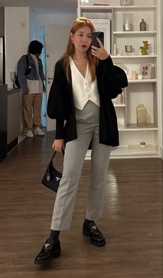 Speaker Outfit, Semiformal Outfit Mujer, Outfit Semiformal, Business Casual Dress Code, Loafers Outfit, Fits Aesthetic, Stylish Work Attire, Womens Business Casual, Casual Work Outfit