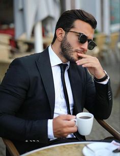 El café es un buen aliado para los hombres. Formal Hairstyles For Men, Mens Photoshoot Poses, Stylish Mens Fashion, Man Photography, Men Photography, Classy Men, Best Poses For Men