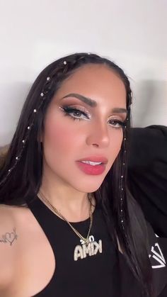 Bedazzled Hairstyles, Maquillaje Bad Bunny, Rauw Alejandro Concert Hairstyle Ideas, Hair With Gemstones, Hairstyle With Rhinestones, Bad Bunny Hairstyle, Bad Bunny Hairstyle Concert, Rhinestone Hairstyles, Bad Bunny Makeup Look