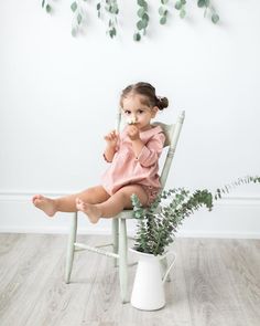 Simple Photo Ideas, Toddler Photoshoot Ideas, Preschool Photography, Studio Mini Sessions, Child Chair, Studio Family Portraits, Chair Photography, Photo Ideas Family