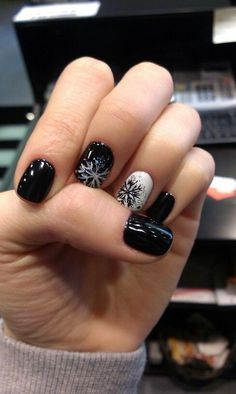 New Year Nails Design 2023 Short, Short Winternails, January Nails Black, December Nails Christmas Short, Christmas Nail Dip Ideas, Cute Short Gel Nails Winter, Christmas Gel Nails Designs Winter, Black Sparkle Nail Designs, Black Nails With Snowflakes