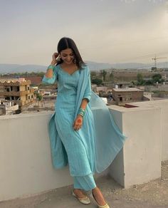 Photos In Suits Women Indian, Kurti Dress Photo Pose, Kurthi Photo Shoot Ideas, Photoshoot Ideas In Traditional Wear, Salwar Suit Photography Poses, Suit Photoshoot Ideas For Women, Photoshoot In Suit Women, Churidar Photo Poses, Salwar Suit Poses Women