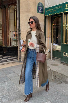 @leasy_inparis styling the Clyde Trench in Paris. The perfect Parisian-inspired outfit for Spring! How To Make Jeans, Look Boho Chic, Stile Hijab, Trench Coat Outfit, Skandinavian Fashion, Chique Outfits, Outfit Chic, Looks Party, Looks Street Style