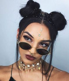 Coachella Make-up, Electro Festival Outfit, Festival Hair Trends, Hippie Makeup, Coachella Hair, Coachella Makeup, Glitter Roots, Festival Makeup Rave, Boho Makeup