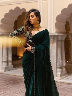 Velvet Sari, Sarees For Girls, Indian Designer Sarees, Fancy Sarees Party Wear, Gaun Fashion, Look Formal, Indian Fashion Saree