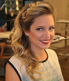 PENTEADO DE MADRINHA PARA CASAMENTO DURANTE O DIA - Madrinhas de casamento Teenage Hairstyles, Peinados Hair Styles, Shaved Side Hairstyles, Long Hair Wedding Styles, Prom Hairstyles For Long Hair, Peinados Fáciles Para Cabello Corto, Long Blonde, Good Hair Day