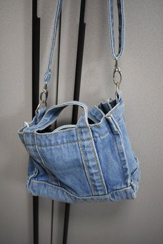 Si vous êtes à la recherche d'un sac de qualité supérieure qui fera tourner les têtes, alors le Sac Petra est fait pour vous ! Le design unique en jean denim est à la fois branché et élégant, tandis que les poignées de haute qualité ajoutent une touche de luxe. Les femmes de tous âges adoreront porter ce sac tendance partout où elles vont. Trendy Denim Satchel Bag, Trendy Shoulder Bucket Bag With Pockets, Trendy Denim Shoulder Bag For Daily Use, Trendy Denim Satchel For Everyday, Trendy Denim Shoulder Satchel, Trendy Everyday Denim Satchel, Trendy Hobo Bag With Pockets For On-the-go, Large Capacity Denim Crossbody Bag, Large Capacity Denim Shoulder Bag In Blue