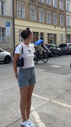 Europe Shorts Outfit, Basic Outfits Women Summer, Aesthetic Samba Outfit, Simple Womens Outfits, Shorts And Sambas, Samba Girl Outfit, Cool Summer Day Outfit Casual, Outfit Inspo Adidas Samba, Summer Adidas Samba Outfit