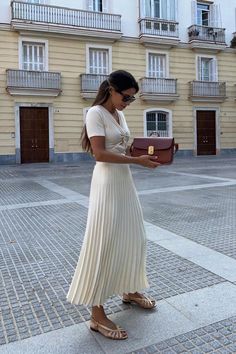 @marvaldel is wearing Sézane Maia cream T-shirt, Dunya pleated skirt, Natacha sandals and Milo classic bag. Birkin Mom Outfit, London June Outfit, Conservative Outfits Summer, Expensive Looking Outfits Classy, Club Monaco Outfit, Old Money Summer Dress, Birkin Mom Aesthetic, Socialite Aesthetic, Rich Outfits Classy