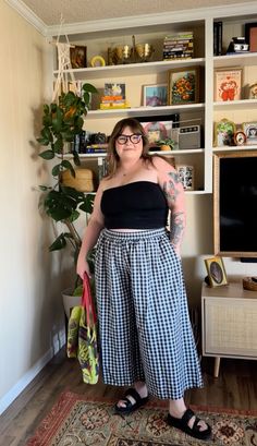 #gingham #plussizeoutfits #midsizestyle #summerstyle #tubetopoutfits Gingham Pants, Gorgeous Outfits, Estilo Boho Chic, Plus Size Fits, Comfy Dresses, Prove It, Curvy Outfits, Classic Outfits, Estilo Boho