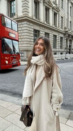 40+ Stylish Fall 2024 Outfit Ideas - Boss Babe Chronicles Europe Fits Winter, European Winter Outfits Cold Weather, Chic Cold Weather Outfits, Eurotrip Outfits, Mantel Outfit, Nyc Winter Outfits, Stile Blair Waldorf, Adrette Outfits, Winter Date Night Outfits