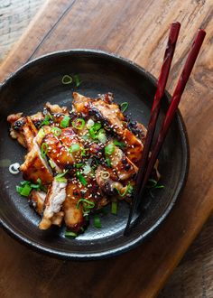 Miso chicken thigh slices in a serving dish. Miso Grilled Chicken, Miso Chicken Breast, Miso Butter Chicken, Miso Glazed Chicken, Miso Chicken Recipe, Miso Chicken Thighs, Asian Chicken Thighs, Asian Pantry, Miso Chicken