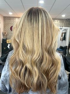 golden blonde root melt honeh blonde root tap root smudge glaze toner balayage hightlights babylights blended bright blonde Toner Balayage, Blonde Root Melt, Root Melt, Root Smudge, Brown Hair With Caramel Highlights, Brassy Blonde