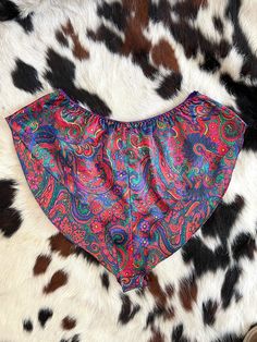 Super cute vintage silky high-waisted jogger shorts with an allover paisley print and super high cut sides (so be sure to wear some cute undies)!  Waist is elastic and they have a loose, flowy fit with a cheeky back. Great for lounging or wearing out, perfect for a festival when paired with a cropped tee!  Label: Victoria's Secret Decade: 1990s  Condition: Excellent Materials: 100% Polyester Marked Size: Medium True Size: Medium/Large Measurements:  29 inch waist (elastic) 13 inches long in crot Stretch Multicolor Bottoms With Paisley Print, Stretch Multicolor Paisley Print Bottoms, Printed Joggers, Tinted Sunglasses, Cropped Tee, Jogger Shorts, Diy Couture, High Cut, Crop Tee