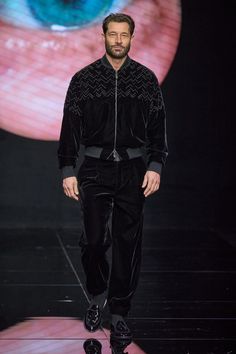 Giorgio Armani Fall 2024 Menswear Fashion Show | Vogue 2024 Menswear, Menswear Fashion Show, Three Piece Suit, Menswear Fashion, Blue Eye, Menswear Collection, Ski Wear, Fall 2024, Jacket Buttons