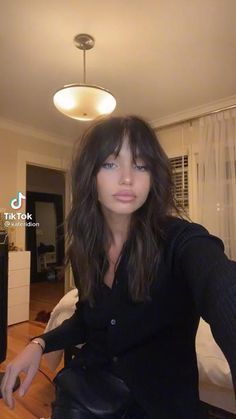 Long Fringe Shag Haircut, Medium Length Haircut With Choppy Layers, Vintage Bangs Long Hair, Retro Layered Hair, Messy Layers Haircut, Shaggy Medium Hair With Curtain Bangs, Rock N Roll Haircut Women, Rocker Fringe Hair, Shaggy Red Hair With Bangs