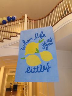 there is a sign that says when life gives you littles lemons on it