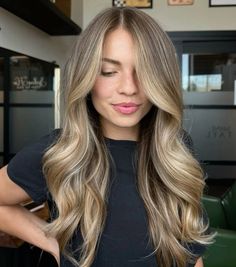 Brown Rooted Blonde Hair Balayage, Natural Brown Roots With Blonde, Aspen Ovard Hair, Golden Blonde Hair Brown Roots, Blonde With Brown Roots, Bronde 2024 Hair, Dark Blonde Hair 2024, Money Blonde, Light Brunette Hair