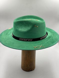 Wear your hat with pride  Take your hat on all your travels  This hat will protect you  Everyone should have a Libre hat For the explorers  Vibe with style  Hat made of Ecco Suede ( Fabrics )  Slow Fashion, hand made in Mexico with love.  Brim size 8.5 cm  Copa size 12 cm  Sizes : M, L  ( 57-60 cm ) Green Hat Bands For Kentucky Derby, Adjustable Green Fedora Felt Hat, Adjustable Green Flat Brim Fedora, Adjustable Green Wide Brim Fedora, Adjustable Green Wide-brim Fedora, Green Adjustable Wide Brim Fedora, Green Short Brim Felt Hat For Summer, Adjustable Green Felt Hat For Summer, Green Fedora For Kentucky Derby