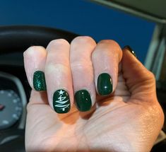 Christmas Nails Designs Green, Dark Green Christmas Nails Short, Christmas Nails 2023 Simple, Cute Square Christmas Nails, December Nail Ideas Green, Green Sparkle Christmas Nails, Green Christmas Nails Designs, Christmas Gel Manicure Short Nails, Christmas Biab Nails Short