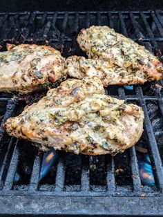 Je vous jure que vous n'aurez jamais goûtd'aussi bonnes poitrines de poulet que celles-ci Oregano Recipes, Grilled Chicken Legs, Bbq Rotisserie, Bbq Marinade, Recipes Bbq, Chicken Marinades, Chicken Dishes Recipes, Bbq Chicken, Bbq Recipes