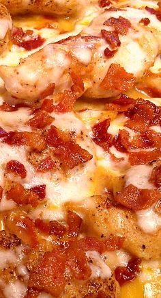 a pizza with chicken, cheese and bacon on it