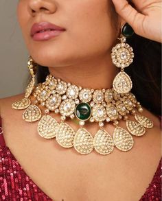 The majestically handcrafted kundan necklace set is an ode to the Indian tradition and intricate work handcrafted by the artisans. The bridal necklace embedded with high grade Faux Polki kundan and A Cabachon Cut Replica Green Emerald is a masterpiece inspired by Sabyasachi jewelry. The kundan Earrings paired with the necklace are perfect for all the beautiful brides-to-be! Pair this replica of an ancestral jewelry necklace set with your traditional ensembles and create a look to remember. Neckl Indian Bridal Necklace, Bridal Necklace Indian, Sabyasachi Jewelry, Necklace Closure, Indian Choker, Jewelry Kundan, Sabyasachi Jewellery, Kundan Jewelry, Kundan Choker