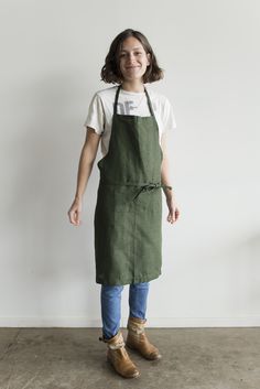 FEELING FINE: FOG LINEN APRONS AT FIELDWORK FLOWERS  Fieldwork Flowers florist Megan Arambul's work features an inspiring hard/soft balance, not unlike linen.  Though it's most often associated with quickly wrinkled summer wear, linen is one of the world's oldest fabrics, and startlingly tough. Fog Linen aprons feature a hefty fabric and minimalist cuts informed by Japanese design. Floral worker Camille Shumann show wearing the Daily Apron. Cafe Worker Outfit, Cafe Worker, Simple Apron, Restaurant Uniforms, Diy Apron, Bff Gifts Diy, Handmade Aprons, Cafe Shop Design