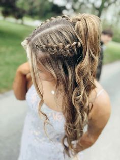 Cute Hairstyles For Junior Bridesmaids, Freshman Hoco Hairstyles, Hoco Hairstyles Down Medium Hair, Braid Hoco Hairstyle, Hair Styles For Hoco Down, Hoco Hair Styles Medium Length, Homecoming Hair Styles 2024, Braided Hairstyles For Teens White, Senior Picture Ideas Hairstyles