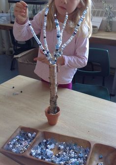 Creating frosted trees using wire, birch branches, and beads! Fine Motor Bead Activities, Winter Loose Parts Play, Reggio Emilia Winter Activities, Reggio Winter Activities, Winter Loose Parts, Winter Reggio Activities, Winter Eyfs Activities, Winter Unit, Frosted Tree