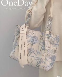 Tas Lv, Sacs Tote Bags, Stylish School Bags, My Style Bags, Aesthetic Bags, Girly Bags, Lady Fashion, Commuter Bag, Fancy Bags