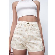 Zara Floral Mom Fit Roller Short - Size: Available In Eu 26 (Us 2). Feminine White Bottoms For Spring, Feminine Off White Bottoms For Summer, Feminine Off White Summer Bottoms, Zara Feminine White Bottoms, Feminine White Zara Bottoms, Feminine Cream Bottoms For Summer, Cream Floral Print Bottoms For Spring, Feminine Cream Summer Bottoms, Spring Floral Print Cream Bottoms