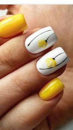 Nails With Flowers, Nails Floral, Pretty Nail Art Designs, Makijaż Smokey Eye, Short Acrylic Nails Designs, Yellow Nails, Floral Nails