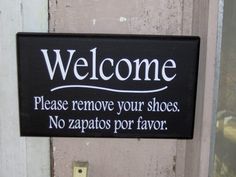 a sign that says welcome to someone who is leaving their shoes and no zapaos for them