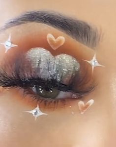 Eye Makeup With Hearts, Cute Heart Makeup Looks, Makeup Looks Hearts, Baddie Eyeshadow Looks, Extra Makeup Looks, Creative Eyeshadow Looks, Horror Movie Makeup, Cute Eyeshadow Ideas, Star Themed Eye Makeup