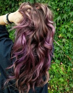 Chocolate Lilac Hair: la nuova tendenza colore dell'inverno 2019/2020 Red Violet Blonde Hair, Brown Hair With Color Highlights, Fun Balayage Hair, Lilac Highlights Brown Hair, Light Brown Hair With Purple Highlights, Blonde Balayage Dark Roots, Hair Colour Grey, Chocolate Lilac Hair, Balayage Dark Roots