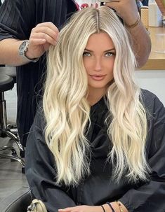 Creamy Blonde Hair Dark Roots, Bright White Blonde Hair, Platinum Blonde Root Smudge, Platinum Blonde Hair Root Smudge, Full Blonde Highlights On Blonde Hair, Bright Blonde Dark Roots, Blonde Highlights Winter, Blonde And Platinum Hair, Lived In Platinum Blonde