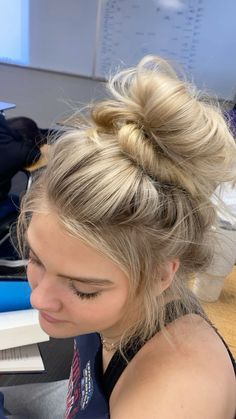 the perfect messy bun Curled Messy Bun, Messy Bun Outfits For School, Blonde Bun Hairstyles, Blond Messy Bun, Messy Bun Pics, Messy Bun Pictures, Hair Styles Messy Bun, Messy Bun Aesthetic, Tropical Hairstyles