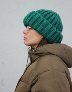 Woolen Chunky beanie hat in emerald green. Our beanie is made of high quality merino wool. Garment made of warm bulky yarn, knitted by hand. Needless to say this is the epitome of soft & cozy. This is a small thing that can make your F/W outfit sing. Perfect for the upcoming F/W season. Item are designed to protect your ears, forehead and neck area from cold and wind, with a tight-fitting lining. Handmade with love. Thick Crochet Beanie, Chunky Hats Crochet, Green Beanie Crochet, Winter Green Crochet Hat, Crochet Beanie Outfit, Knit Beanie Outfit, Crochet Wool Projects, Winter Hats Outfit, Green Beanie Outfit