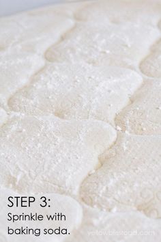 If stains and odors are taking over the mattress in your child's room, this simple and all-natural mattress cleaner will quickly become your best friend! Clean Urine From Mattress, Clean A Mattress, Tablet Recipe, Mattress Cleaner, Mattress Stains, Homemade Toilet Cleaner, Clean Baking Pans, Cleaning Painted Walls, Urine Stains