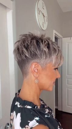 kratkovlasky.cz on Instagram: “WE SIMPLY 💛 THIS SUPER SHORT PIXIE INSPIRATION BY gorgeous @sharaleesboxofchocolates 😍 #kratkovlasky #pixiehair #shorthaircut #shorthair #…” Hairstyles Layered, Short Hair Back, Haircut Medium, Funky Hair, Cut Hairstyles