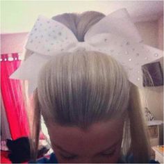 Jamie Adries>>>> Cute Cheer Bows, Cheer And Dance, Cheer Hair Bows, Cheerleading Bows, Cheerleading Hairstyles, Cheer Hair, Blonde Hairstyles, Competitive Cheer, Dance Hairstyles