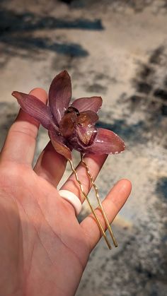 Celebrate your style - be unique ✨ With this magical hair accessory made from a real orchid flower, which preserves the beauty of nature, you can make any outfit a highlight and attract attention! These pieces of jewelry are meticulously handcrafted from start to finish by myself. Starting with collecting and drying the flowers, which become more fragile than parchment paper after weeks of storage. These are then carefully sealed by hand, layer by layer, with resin - and the whole thing is repea