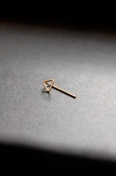 NEW ✨🤩 Tiny triangle threader earrings. Available in 14k gold fill, 14k rose gold fill, sterling silver, and argentium silver wire. Perfect sfoe sensitive skin. * sold as a pair or a single piece * lightweight  * 20 gauge wire * waterproof  Like the complete look? Here's a link to the tiny hoop earring: https://majaolender.etsy.com/listing/605642763 𝑔𝑜𝓁𝒹 𝒻𝒾𝓁𝓁 14k gold fill jewelry is an excellent choice for those seeking both quality and affordability. Crafted by bonding a thick layer o Threader Earrings Gold, Silver Threader Earrings, Minimalist Earrings Gold, Tiny Hoop Earrings, Ear Jacket Earring, Minimal Earrings, Earrings Geometric, Gold Filled Earrings, Triangle Earrings