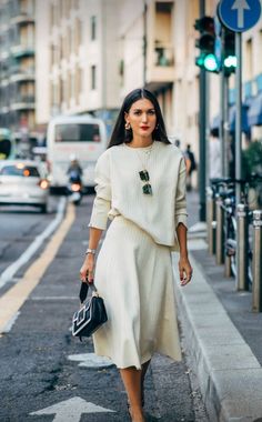 Milan Dress Style, Monochromatic Street Style, Milan Winter Street Style, New York Work Outfit, Monochromatic Outfit Street Style, Office Street Style, Street Style Classy, Diletta Bonaiuti, Modest Street Style